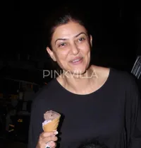 Super Unyu! Ekspresi Putri Kecil Sushmita Sen Saat Beli Es Krim