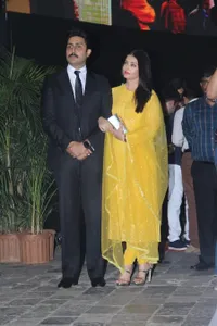 Support Amitabh Bachchan di Panggung, Aishwarya Rai Masih Jaga Jarak dengan Ipar