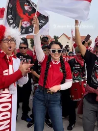 Supporter Sejati! Potret Fitri Carlina Nonton Pertandingan Indonesia VS Qatar di Doha - Penuh Semangat Ditemani Suami