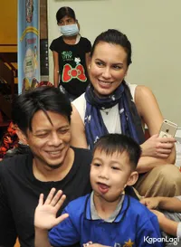Sweet! Ariel NOAH & Sophia Kompak Kunjungi Anak Penderita Kanker
