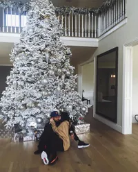 Sweet! Cara Seleb Hollywood Nikmati Libur Natal Bareng Pasangan