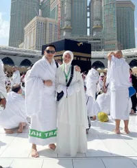 Syahdu! 10 Potret Jenita Janet yang Umroh Bersama Suami dan Keluarga Tercinta di Bulan Ramadhan