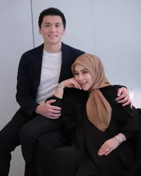 Syahrini dan Reino Barack Rayakan Anniversary ke-5, Pesta Sederhana Bareng Keluarga di Singapura - Pamer Cincin Berlian Raksasa