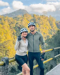 Syuting di Jogja, Donna Agnesia dan Darius Sinathrya Pamer Body Goals - Pesona Couple Idaman