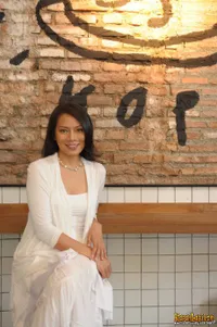 Syuting 'Dongeng Secangkir Kopi' Bikin Dewi Lestari Makin Cantik!
