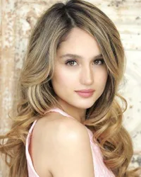 Syuting Film Anyar, Cinta Laura Dikelilingi Cowok-Cowok Cakep