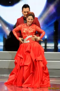 Saipul Jamiell dan Dewi Perssik Dansa Romantis di Panggung