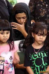 Sarah Sechan Menangis di Pemakaman Sang Ayah
