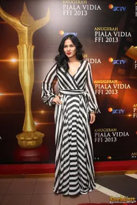 Sederet Selebriti Tampil Glamor di Red Carpet Piala Vidia 2013