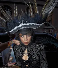 Selebritis Hollywood Dengan Topi Unik