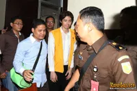 Senyum Tapi Sedih - Beragam Ekspresi Roger Danuarta di Sidang