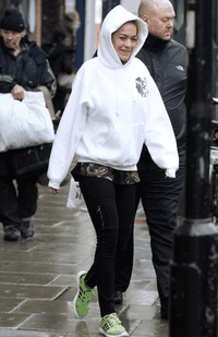 Seperti Apa Sih Penampilan Rita Ora Saat Lepas Make-Up