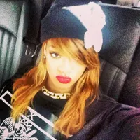 Serba Hitam - Rihanna Tinggalkan London Diantar Orang Tua