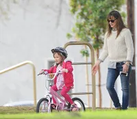 Serunya Main di Taman Bersama Jennifer Garner dan Anaknya