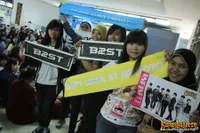 Serunya Para Fans K-Pop di Bandara Saat Menunggu Kedatangan