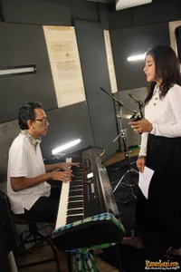Serunya Rekaman Musik Bareng Kembaran Dewi Perssik