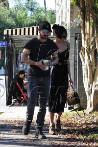 Shia LaBeouf Sarapan Pagi Bersama Kekasih Barunya