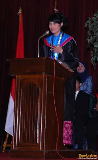 Shireen Sungkar Wisuda Kelulusan SMA