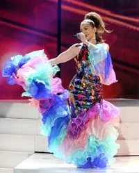 Si Seksi Jennifer Lopez Beraksi Di AMA 2013