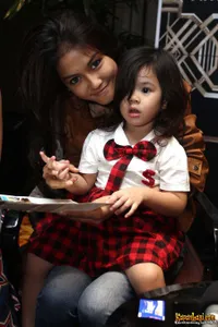 Siapa Lebih Cantik - Foto Frischa Mahadewi dan Safeea