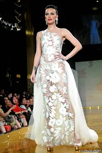 Sophia Mueller Cantik Dengan Gaun Transparan di Fashion Week