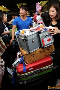 Staf Korea SMTOWN di Bandara Soekarno Hatta