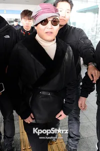 Style 70an PSY di Bandara Incheon Korea Selatan