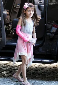 Suri Cruise Tampak Aneh Gara-Gara Matanya Yang Bengkak