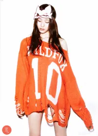 Sweater Biasa Pun Jadi Super Seksi Saat Dipakai Bintang K-Pop