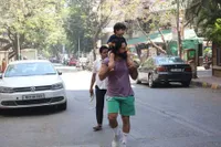 Taimur Ikut Saif Syuting, Minta Gendong Bahu - Pamer Tawa Bahagia