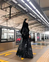 Tajir Melintir, 8 Potret Laudya Cynthia Bella Pilih Jalan-Jalan Naik Kereta Kayak Kita-Kita - Tetap Anggun Memesona