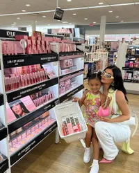 Tajir Melintir dari Lahir, Intip 11 Potret Stormi Webster Anak Kylie Jenner yang Selalu Tampil Fashionable dengan Barang Branded