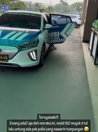 Tajir Melintir, Potret Nia Ramadhani dan Ardi Bakrie Nebeng Polisi Gara-Gara Mobil Mogok di Tol