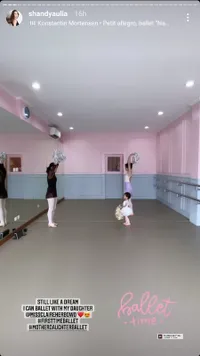 Tak Ada Kata Terlambat, 11 Potret Shandy Aulia Perdana Belajar Balet Bareng Claire - Ibu dan Anak Kompak Jadi Duo Balerina Cantik