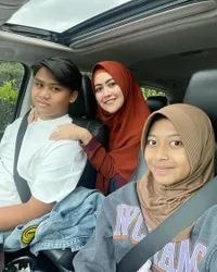 Tak Beda-bedakan Kasih Sayang, 10 Potret Kebersamaan Meggy Wulandari dengan Anak Sambung yang Jarang Tersorot - Kompak dengan Saudara Tiri