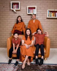 Tak Bedakan Kandung dan Sambung, 8 Potret Hesti Purwadinata yang Pancarkan Pesona Keibuan Saat Hang Out Bareng Anak-Anaknya