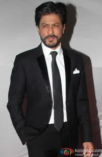 Tak Didampingi Istri, SRK Asyik Joged Bareng Polisi Cantik India