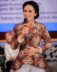 Tak Hanya Menawan di Atas Panggung, 10 Potret Kris Dayanti Penuh Karisma Saat Roadshow Sosialisasi - Elegan Pakai Busana Bernuansa Batik