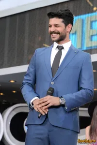 Tak Hanya Syahrini, Gadis Ini Pun Dipeluk Mesra Emre Kivilcim