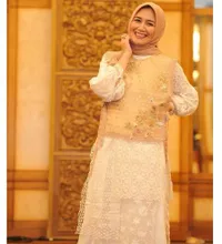 Tak Kalah Cantik dari Ayu Ting Ting, Ini 10 Potret Dine Mutiara yang Kini Dikabarkan Berpacaran dengan Sahrul Gunawan - Ternyata Seorang CEO Tajir