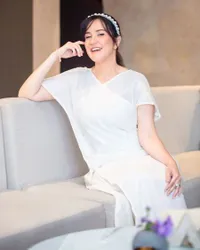 Tak Kalah dari Sarah Azhari, Ini 8 Potret Andi Soraya yang Makin Langsing dan Tetap Cantik Awet Muda di Usia Nyaris 50 Tahun 