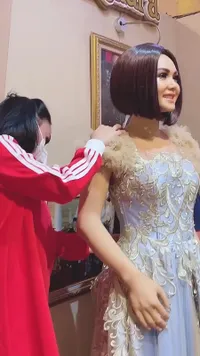Tak Kalah Terampil dari Krisdayanti, 8 Potret Yuni Shara Jadi MUA Dadakan Rias Patung Lilin - Netizen Akui Keduanya Mirip Banget