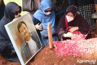 Tak Kuasa Tahan Kesedihan, 8 Momen Putra Eeng Saptahadi Menangis di Makam Ayah