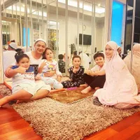 Tak Lagi Jadi Pejabat, 8 Potret Aktivitas Ramadan Pasha Ungu Bareng Istri dan Anak-anak - Fokus Berikan Waktu Buat Keluarga