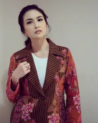 Tak Lagi Muncul di Layar Kaca, Potret Terbaru Kadek Devi di Usia 36 Tahun - Ibu Bhayangkari yang Cantik Dan Menawan