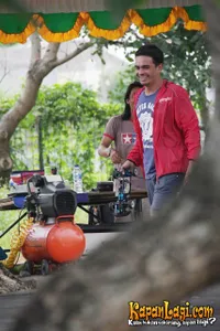 Tak Mau Kalah, Teddy Syah Kini Jadi Tukang Tambal Ban Ganteng?