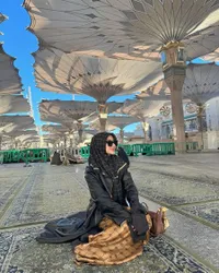 Tak Peduli Dicibir Netizen, Ini 8 Potret Ghea Youbi Bersimbah Air Mata Saat Berdoa di Raudhah-Masjid Nabawi - Harus Antri Berjam-Jam Seperti Jamaah Lainnya