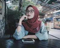 Tak Pernah Terkespos, Potret Tia Septiana Anak Perempuan Pelawak Mandra - Gadis Berkacamata yang Cantik Banget