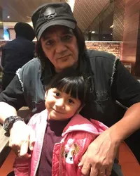 Tak Pernah Tersorot, Potret Kebersamaan Aktor Laga George Rudy Bareng Cucu Tercinta - Paras Cantiknya Curi Perhatian