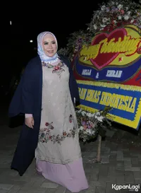 Tak Sesuai Dress Code Para Seleb Ini Tampil Beda di Resepsi Bella